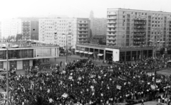 Germany, Berlin, Kelet-Berlin, Karl-Marx-Allee, balra a Moszkva étterem., 1976, Mario Cossu, march, 1st of May parade, restaurant, florist, Fortepan #221106