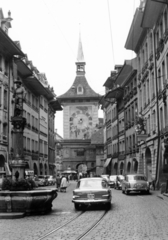 Svájc, Bern, Marktgasse, előtérben a Schützenbrunnen, a háttérben a Zytglogge (Zeitglockenturm)., 1963, Mario Cossu, Fortepan #221112