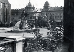 Románia,Erdély, Kolozsvár, Fő tér, Hunyadi Mátyás emlékműve és balra a Szent Mihály-templom., 1936, Mario Cossu, Fortepan #221141