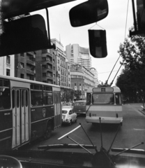 Románia, Bukarest, a Bulevardul Nicolae Bălcescu, háttérben a Hotel Intercontinental Bucharest., 1977, MHSZ, forgalom, autóbusz, magyar gyártmány, szálloda, Ikarus-márka, trolibusz, Fiat 600, Volkswagen Transporter 2, visszapillantó tükör, járműbelső, Ikarus 280, Fortepan #22119