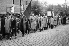 Magyarország, Karcag, Kossuth Lajos tér, május 1-i felvonulás résztvevői az épülő Nagykunsági ÁFÉSZ Áruház előtt., 1959, Laborcz György, kabát, felvonulás, zászló, Fortepan #221240