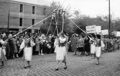 Magyarország, Karcag, Kossuth Lajos tér, május 1-i felvonulás résztvevői az épülő Nagykunsági ÁFÉSZ Áruház előtt., 1959, Laborcz György, májusfa, népviselet, Fortepan #221242