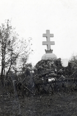 Magyarország, Dobogókő, a Magyar Turista Egylet I. világháborúban elhunyt tagjai emlékére állított emlékmű., 1938, Laborcz György, kereszt_jelkép, Fortepan #221257