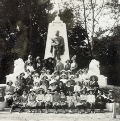 Románia,Erdély, Karánsebes, a mai Parcul General Dragalina, Ferenc József szobra (Fadrusz János, Rollinger Gál Rezső, 1906.)., 1912, Fekete Bernadette, csoportkép, szobor, Fortepan #221360