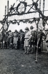 Egyesült Királyság, Birkenhead, Arrowe Park, 3. Nemzetközi Cserkész Világtalálkozó (Jamboree), a magyar cserkésztábor kapuja. Középen világos cserkésznadrágban Edward walesi herceg, tőle balra Baden Powel a világ főcserkésze, mellette gróf Teleki Pál Magyarország főcserkésze. A walesi hercegtől jobbra, félig háttal Temesi Gyöző a magyar tábor parancsnoka áll., 1929, Hirschler András, Fortepan #221388