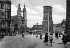 Németország, Halle, Marktplatz, balra a Szűz Mária-templom (Marktkirche Unser Lieben Frauen, auch Marienkirche), jobbra a lámpaoszloptól kissé takarva Händel szobra, mögötte a Vörös Torony (Roter Turm)., 1967, Tóth Károly, NDK, Fortepan #221402