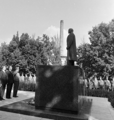 Magyarország, Szolnok, Tisza park (Felszabadulás tér), Lenin szobor koszorúzása., 1977, MHSZ, szocializmus, szobor, emlékmű, Lenin-ábrázolás, avatás, megemlékezés, ünnepség, munkásőr, tiszteletadás, tisztelgés, Fortepan #22147