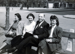 Magyarország, Budapest V., Széchenyi rakpart, háttérben a Balassi Bálint (Személynök) utca Stollár Béla (Klotild) utca - Markó utca közötti házsora., 1950, Jakucs János/Czeisler család, Budapest, mosoly, csoportkép, hölgy, pad, kosztüm, öltöny, úriember, nyakkendő, Fortepan #221483