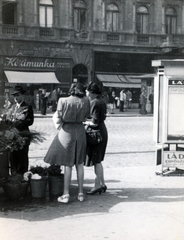 Magyarország, Budapest V., Károly körút (Somogyi Béla út), szemben a túloldalon a 4-es számú ház., 1946, Jakucs János, cipőbolt, kézimunka, virágárus, Budapest, Fortepan #221494