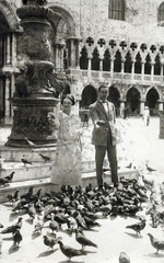 Italy, Venice, Szent Márk tér, háttérben balra a Szent Márk-székesegyház, jobbra a Dózse-palota., 1923, Jakucs János/Korda, dove, feeding, man and woman, Fortepan #221506