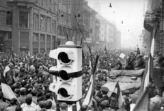 Magyarország, Budapest V., Kossuth Lajos utca, 1956. október 25. az Astoria előtti tömegtüntetésen résztvevők a Ferenciek tere (Felszabadulás tér) felé vonulnak., 1956, Ladó Ákos, Budapest, katona, tömeg, jelzőlámpa, rohamsisak, Fortepan #221558