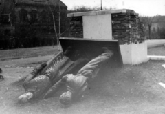 Magyarország, Budapest X., Szent László (Pataky István) tér, a ledöntött Magyar–szovjet barátság emlékműve (Kisfaludi Strobl Zsigmond, 1956.)., 1956, Ladó Ákos, Budapest, sérült műtárgy, felirat, talapzat, Fortepan #221573