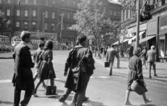 Magyarország, Budapest VI., Oktogon (November 7. tér), jobbra a 4-es számú ház az Andrássy út (Népköztársaság útja) - Teréz (Lenin) körút között., 1968, Magyar Kulturális Intézet Varsó, Budapest, Fortepan #221577