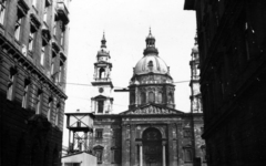 Magyarország, Budapest V., a Szent István-bazilika a Zrínyi utcából nézve. Kissé balra a metróépítés területén az építkezés felvonótornya., 1968, Magyar Kulturális Intézet Varsó, Budapest, Fortepan #221590