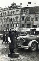 Hungary, Budapest VI.,Budapest XIII., Nyugati (Marx) tér, a háttérben a Westend-ház., 1948, Rácz Vekerdi Gyuláné, bus, MÁVAG-brand, pulpit for police officers, Budapest, directing traffic, Fortepan #221630