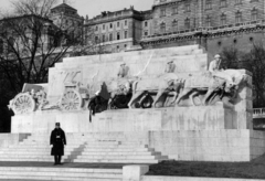 Magyarország, Budapest I., Dózsa György (Palota) tér, Ligeti Miklós alkotása (1937), a Lovas tüzérek hősi emlékműve (később Dózsa György szobra került a helyére)., 1937, Rácz Vekerdi Gyuláné, Budapest, Fortepan #221631