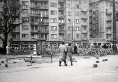 Magyarország, Budapest XI., Móricz Zsigmond körtér, háttérben a 4-es és 3-as számú ház., 1956, Matthaeidesz Konrád, Budapest, forradalom, csibilámpa, nagykockakő, Fortepan #221637