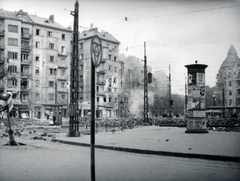 Magyarország, Budapest XI., Móricz Zsigmond körtér, háttérben a 4-es, a 3-as számú és a megrongálódott 2-es számú ház, utóbbitól jobbra a Bartók Béla út., 1956, Matthaeidesz Konrád, Budapest, forradalom, Fortepan #221640