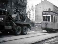 Magyarország, Budapest XI., Somogyi út, a háttérben balra a 23/b és 23/a, jobbra a 17/b számú ház. Balra egy Csepel B 300 autódaru., 1956, Matthaeidesz Konrád, Budapest, forradalom, viszonylatszám, villamos, Kossuth címer, Fortepan #221654