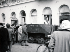 Magyarország, Budapest VII., Akácfa utca. Kiégett szovjet BTR-152 páncélozott lövészszállító jármű., 1956, Matthaeidesz Konrád, felirat, forradalom, járműroncs, telefonfülke, BTR 40, Budapest, Fortepan #221655