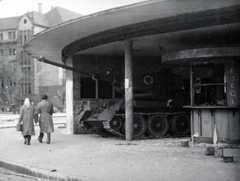 Magyarország, Budapest XI., Móricz Zsigmond körtér, háttérben a Váli utcai iskola (később József Attila Gimnázium)., 1956, Matthaeidesz Konrád, harckocsi, T-34 tank, tejbüfé, Budapest, forradalom, Fortepan #221666