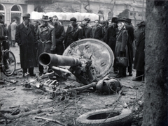 Magyarország, Budapest VIII., József körút, háttérben a 75-ös és a 71-73-as számú ház., 1956, Matthaeidesz Konrád, forradalom, járműroncs, aknavető, Budapest, Fortepan #221677