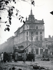 Magyarország, Budapest VIII.,Budapest IX., József körút a Corvin (Kisfaludy) köznél, kiégett szovjet T-34/85 harckocsi. Háttérben a Ferenc körút 46-os számú ház az Üllői út sarkán., 1956, Matthaeidesz Konrád, forradalom, harckocsi, T-34 tank, Budapest, Fortepan #221681