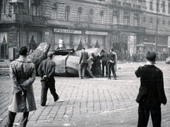 Magyarország, Budapest VII., a Nagykörút és a Rákóczi út kereszteződésénél a ledöntött Sztálin szobor, háttérben az EMKE ház., 1956, Matthaeidesz Konrád, Budapest, forradalom, sérült műtárgy, Fortepan #221682