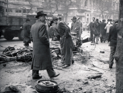 Magyarország, Budapest VIII., József körút, háttérben a Pál utca torkolata., 1956, Matthaeidesz Konrád, Budapest, forradalom, járműroncs, Fortepan #221684