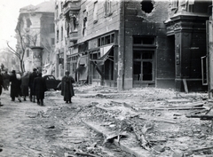 Magyarország, Budapest VIII., Üllői út a Nagykörút kereszteződése felé nézve, jobbra az átjáró a Corvin (Kisfaludy) köz felé vezet., 1956, Matthaeidesz Konrád, Budapest, forradalom, épületkár, Fortepan #221685