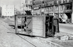 Magyarország, Budapest V.,Budapest VI.,Budapest VII., Károly (Tanács) körút a Madách térnél. Balra a háttérben az Erzsébet (Engels) tér, szemben az Anker-ház a Deák téren., 1956, Matthaeidesz Konrád, Budapest, forradalom, Fortepan #221701