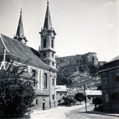 Magyarország, Esztergom, Víziváros, Mindszenty hercegprímás tere (Prímás tér). Balra a Loyolai Szent Ignác-templom, háttérben a Várhegy., 1939, Fábián István, Fortepan #221754