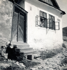 Magyarország, Esztergom, Galamb utca., 1939, Fábián István, ablakon kihajolni, Fortepan #221756