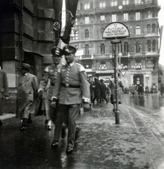 Ausztria, Bécs, Stock-im-Eisen-Platz a Graben felől, szemben a Stock-im-Eisen-Platz 2., 1938, Fábián István, Anschluss, horogkereszt, Fortepan #221780