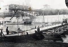 Hungary, Óbuda, Budapest III., pontonhíd a Hajógyári-sziget csúcsa és a szemben látható Óbudai Gázgyár előtti Duna-part között., 1938, Vincent Till Baumgartner, Budapest, boat, Fortepan #221797