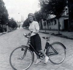 Magyarország, Szeged, Béke utca, a távolban a Fogadalmi templom tornyai látszanak., 1937, Garamvölgyi Lajos, kerékpár, Fortepan #221813