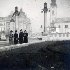 Románia,Erdély, Nagyvárad, Szent László tér (Piata Unirii), háttérben balra a Városháza, jobbra a Szent László-templom., 1940, Garamvölgyi Lajos, Fortepan #221818