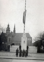 Szlovákia, Kassa, Szabadság tér (Námestie slobody), az Országzászló mögött a Szent Mihály-templom és a Szent Erzsébet-főszékesegyház (Dóm)., 1939, Garamvölgyi Lajos, zászlórúd, Fortepan #221837