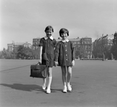 Magyarország, Budapest V., Kossuth Lajos tér, háttérben a tér északi oldala, a 13-15. számú épület., 1964, MHSZ, gyerekek, iskolatáska, kettős portré, térdzokni, Budapest, térdharisnya, kézenfogva, iskolai egyenruha, Fortepan #22186