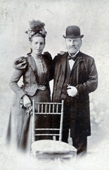 1900, Philip Györgyné, fashion, couple, studio, bowler hat, chair, Fortepan #221944