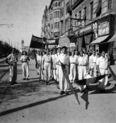 Hungary, Debrecen, Piac utca (Vörös Hadsereg útja), háttérben a Református Nagytemplom., 1949, Nasztanovics Ferenc, shoe store, march, jeweler, Fortepan #222034