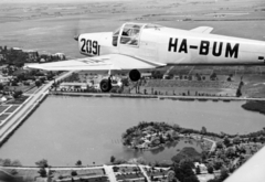 Magyarország, Hajdúszoboszló, Zlin-381 Fecske típusú repülőgép a csónakázótó felett., 1952, Nasztanovics Ferenc, repülőgép, Zlin-márka, Zlín Z381 Fecske, légi felvétel, Fortepan #222071