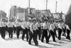 Magyarország, Budapest XIV.,Budapest VIII., Hungária körút a Kerepesi út felé nézve, háttérben a mai Budapesti Gazdasági SZC Szász Ferenc Kereskedelmi Technikum és Szakképző Iskola. Koreaiak a május 1-i felvonuláson., 1953, Nasztanovics Ferenc, Budapest, felvonulás, diák, Fortepan #222089