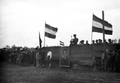 Magyarország, Hajdúszoboszló, repülőtér. A felvétel az Alekszej Mereszjev motoros repülőiskola névadó ünnepségén készült., 1953, Nasztanovics Ferenc, festmény, szónok, zászló, ünnepség, repülőtér, Fortepan #222098