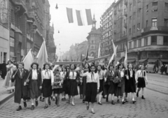 Magyarország, Budapest VIII.,Budapest VII., Rákóczi út, jobbra az Alsó erdősor, távolabb a Szövetség utca torkolata, május 1-i felvonulás résztvevői.., 1953, Nasztanovics Ferenc, Budapest, zászló, felvonulás, úttörő, repülőgépmodell, Fortepan #222101