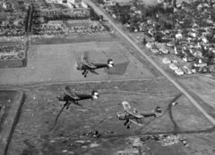 Magyarország, Budapest IV., légifotó, Bücker Bü-131 "Csíz" kötelék a Megyeri úti temető környéki légtérben, jobbra a Megyeri út látható., 1953, Nasztanovics Ferenc, repülőgép, Bücker Bü 131, Budapest, Fortepan #222106