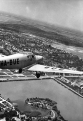 Magyarország, Hajdúszoboszló, Zlin-381 Fecske típusú repülőgép a csónakázótó felett., 1952, Nasztanovics Ferenc, repülőgép, Zlin-márka, Zlín Z381 Fecske, légi felvétel, Fortepan #222116