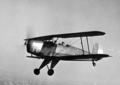 Magyarország, a csepeli Rákosi Művek repülő alapszervezetének Bücker Bü 131 Csíz típusú oktató repülőgépe., 1952, Nasztanovics Ferenc, Bücker Bü 131, légi felvétel, Fortepan #222121