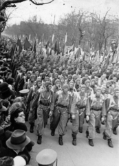 Magyarország, Budapest VI., Andrássy (Sztálin) út, április 4-i katonai díszszemle és felvonulás résztvevői., 1952, Nasztanovics Ferenc, Budapest, katonai parádé, ejtőernyős, Fortepan #222149