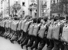 Magyarország, Budapest VI., Andrássy (Sztálin) út, április 4-i katonai díszszemle és felvonulás résztvevői., 1952, Nasztanovics Ferenc, ejtőernyő, Budapest, katonai parádé, Fortepan #222150